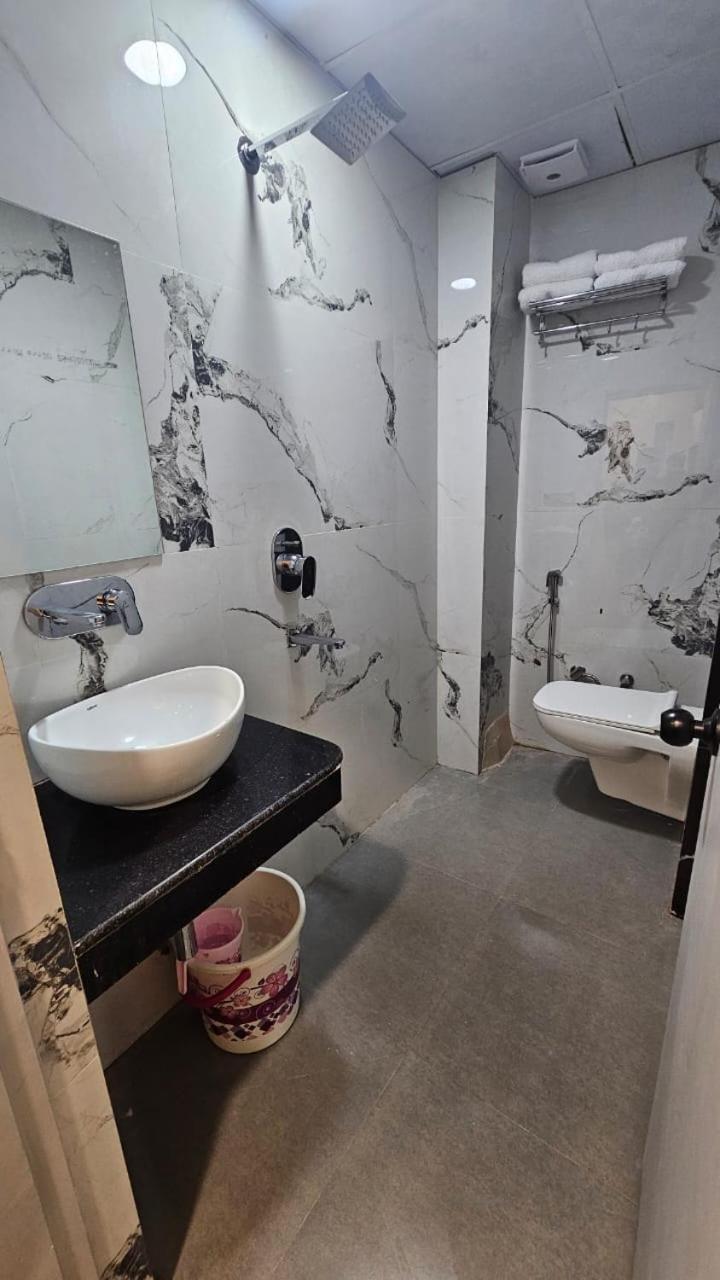 Dashrath Inn Near Ramjanmbhoomi Ayodhya Zewnętrze zdjęcie